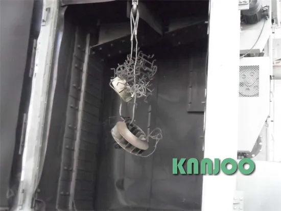 Granalladora de tipo percha duradera para tratamiento de superficies industriales